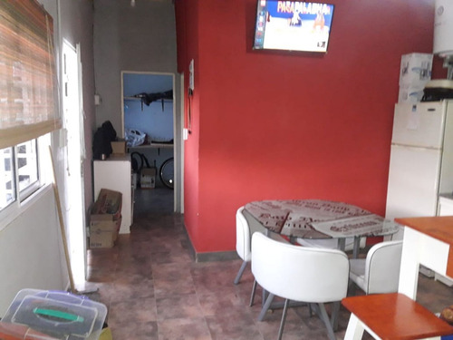 Casa En Block Con Entrada De Autos Y Dos Dptos. Al Cfte.