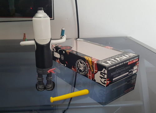 Combo Figura De Accion Lataman + Thuglife Lentes Pixel Negas