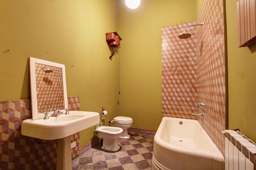Centro Cultural, Casa Con Patio Y Pileta. Amplias Opciones En De Uso. Oportunidad
