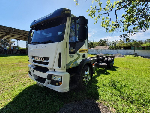 Imagem 3 de 7 de Iveco Tector 240e28 2013