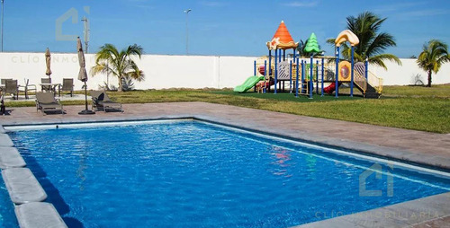 Casa En Venta En Fraccionamiento Lomas De La Rioja, Veracruz - 3 Recámaras Con Baño Privado, Jardín Y Cochera Techada Para 2 Autos