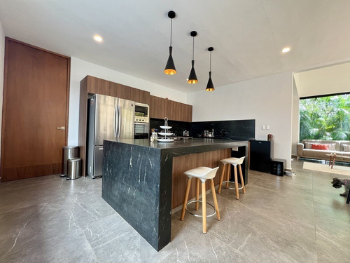 Casa En Venta En Mérida. Priv. Parque Natura En Esquina Y Alberca, Con Paneles