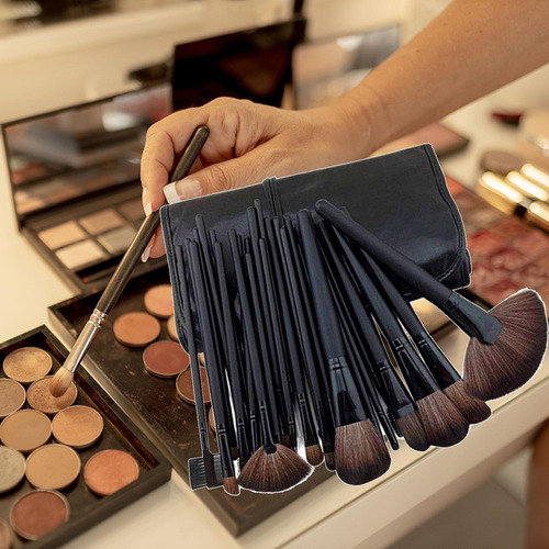 El Cepillo Profesional Del Maquillaje Fija Las Cerdas De La