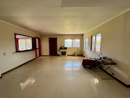 Casa En Venta De 5 Ambientes Con Piscina En Berazategui. Financia O Permuta