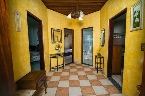 Vendo Belíssima E Encantadora Chácara!!! Com Duas Casas, Com Dois Salões De Festa E Muito Mais, Confira A Descrição Abaixo.