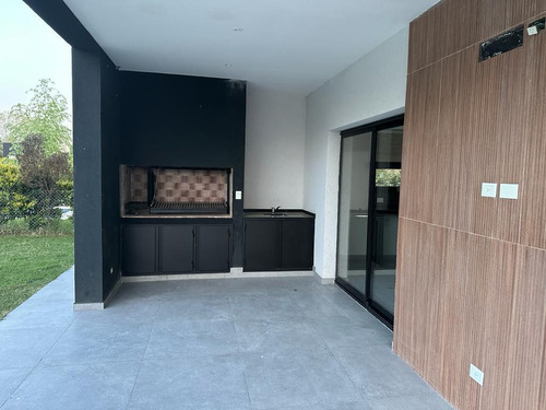 Casa En Venta - 3 Dormitorios 3 Baños - Cochera - 687mts2 - San Vicente