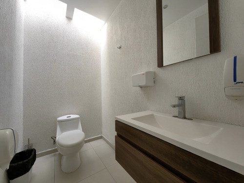 Casa Con Uso De Suelo Para Oficinas En Col. Acacias