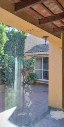 Casa En Venta - 3 Dormitorios 2 Baños - Azul
