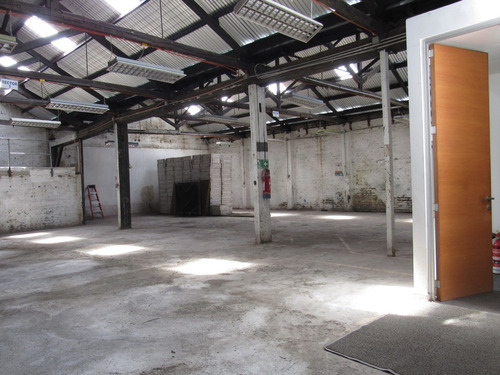 Trifásico, 652m2 Construidos. Oficinas-bodega. Conectividad.
