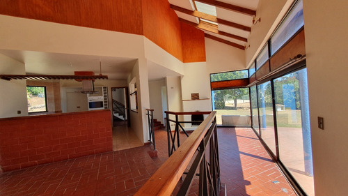 Veridika Vende Amplia Casa En Condominio.