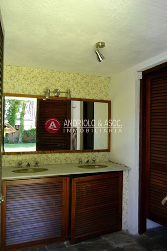 Casa De 5 Dormitorios Y Piscina En Zona De Cantegril- Ref: 4334