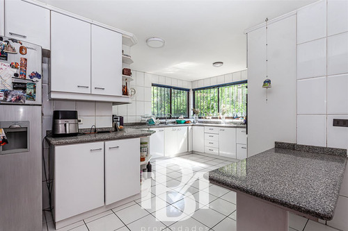 Casa En Venta De 6 Dorm. En Las Condes