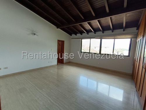 Te Presentamos Este Exclusivo Townhouse En La Zona Más Prestigiosa De Valencia, Conjunto Cerrado De Tan Solo 10 Casas. Distribuidos En 3 Niveles, Esta Propiedad Es El Equilibrio Perfecto Entre Lujo