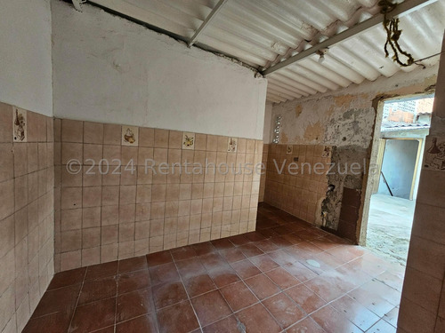 Casa En Alquiler En Catia Calle Panamerica Eu 24-29164