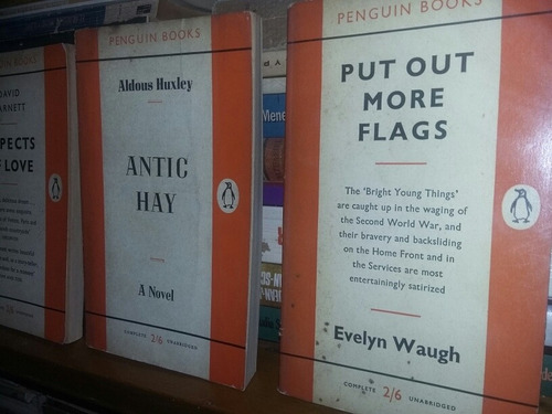 Put Out More Flags  Evelyn Waugh Penguin Books. En Ingles