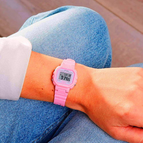 Reloj de pulsera Casio Youth LA-20 de cuerpo color rosa, digital, fondo gris, con correa de resina color rosa, dial negro, minutero/segundero negro, bisel color rosa, luz ámbar y hebilla simple