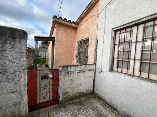 Casa Y 2 Apartamentos Alquilados En El Mismo Padrón Para La Venta. Ideal Para Inversionistas.