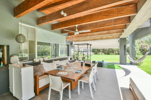 Casa De 4 Dormitorios En Venta- Con Pileta - Aldea