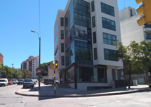 Imagen 3 de 4 de Local -gran Local En Esquina Frente De Wtc Y Montevideo Shopping