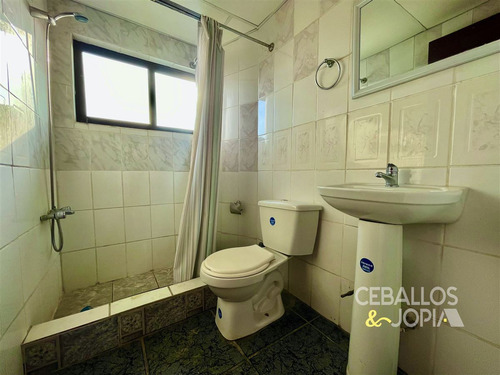 Casa En Venta De 7 Dorm. En Quilpué