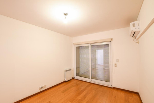 Departamento De 3 Dormitorios En Venta - Nuevo Con Cochera Y Patio - Centro
