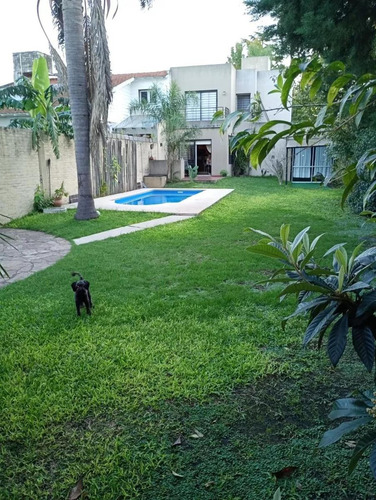 Casa En Venta - 4 Dormitorios 3 Baños - 461mts2 - El Palomar