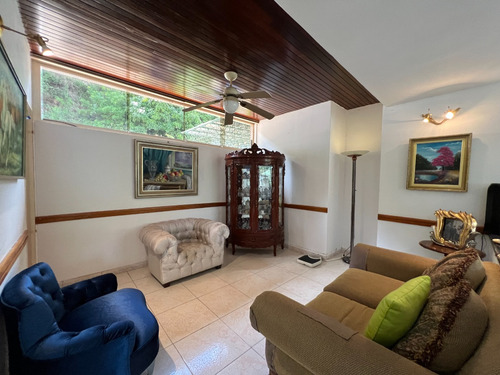 En Venta Casa Urbanización Colinas De Santa Mónica, Con Piscina Y Calle Cerrada.