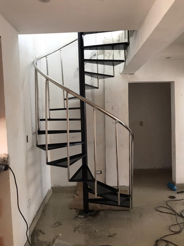 Imagen 2 de 10 de Escalera En Hierro Y Acero Inoxidable, Huellas En Madera