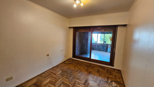 En Venta Chalet De 4 Ambientes Con Dependencia . Barrio San Carlos.