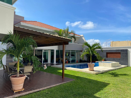 Residencia En Venta En Costa De Oro, Alberca, Jardín, Cochera Para 5 Autos.