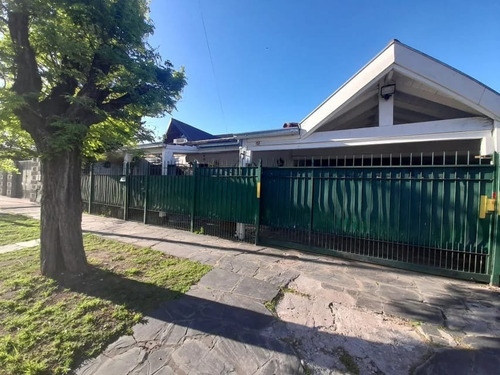 Imagen 3 de 13 de Venta Casa Castelar Sur 3 Dormitorios Con Pileta Gran Oportunidad.