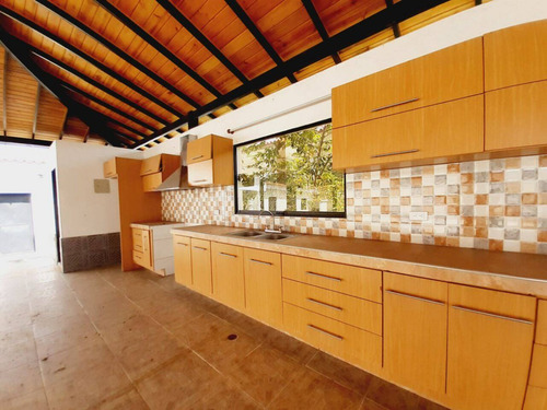 Se Vende Hermosa Casa Ubicada En San Diego, Urbanización Granja Colonial