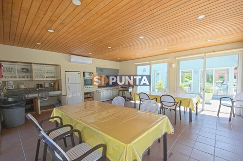 Imagen 19 de 20 de Departamento De 2 Dormitorios En Venta En Torre Con Todos Los Servicios