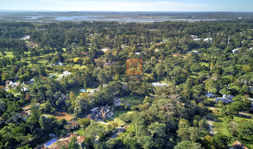 Destacada Casa Del Arquitecto Arturo J. Dubourg A La Venta En El Golf