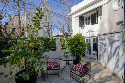Casa De 7 Ambientes De Estilo Arquitectónico Antiguo En Venta En Florida.