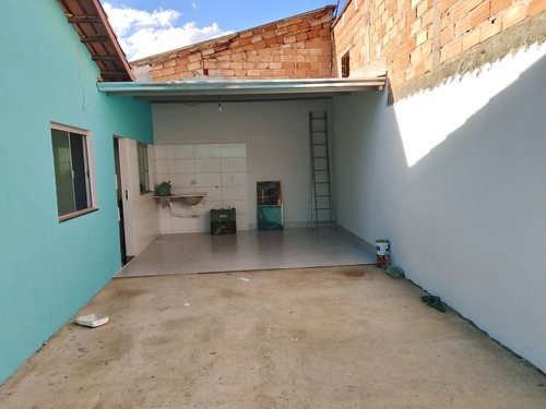 Casa Com 3 Quartos , 2 Banheiros , Copa , Área De Serviço