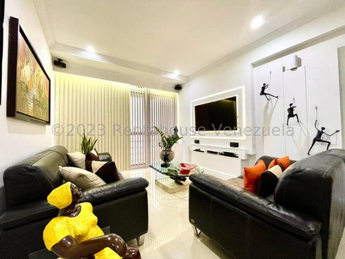 Hermoso Apartamento Remodelado Con Una Hermosa Vista Al Avila, En El Solar Del Hatillo En Venta 23-28971