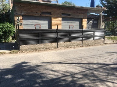 Imagen 2 de 9 de Casa Con Pileta + 2 Locales