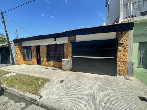 Casa En Venta - 2 Dormitorios 2 Baños - 206mts2 - Tolosa