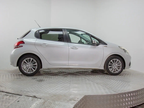Peugeot 208 1.2 Signature Puretech 4x2 82 Mt5 5p 2021