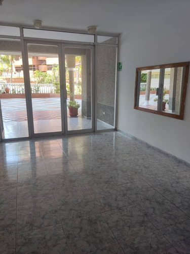 Imagen 2 de 19 de Apto Remodelado En Urb Playa Grande
