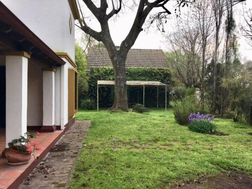 Casa Colonial Impecable En Un Lindo Lote Parquizado En Venta