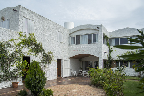 Hermosa Casa En Venta, Zona Península-punta Del Este