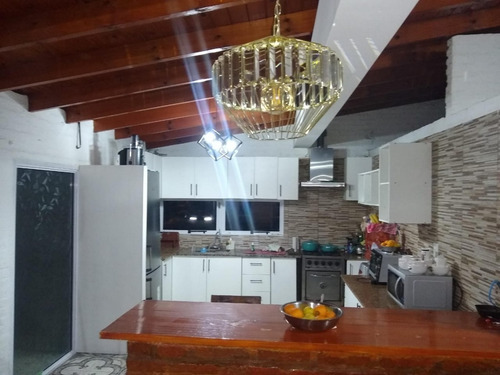Imagen 5 de 14 de Excelente Casa En Venta. Quincho Con Cocina. 4 Baños. Propiedad Muy Iluminada Ambientes Amplios.