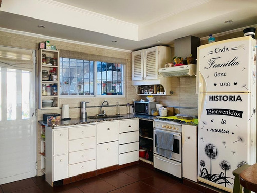 Imagen 5 de 18 de ¡ Oportunidad ! Chalet De 4 Amb. Con Garage Doble Y Fondo..