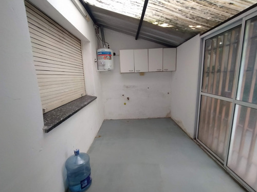Alquiler De Importante Inmueble Para Oficinas, Consultorios O Estudios. Apto Profesional