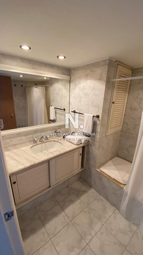 Departamento Con Muy Buena Vista En Punta Del Este- Ref: 3326