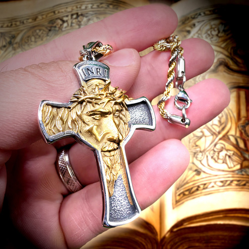 Dije Cristo Católico Estilo Oro Y Plata Incluye Cadena Bicolor Dorado Y Plateado