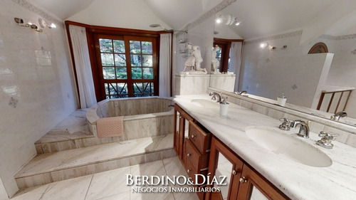 Preciosa Mansión En Exclusivo Barrio Beverly Hills- Ref: 326