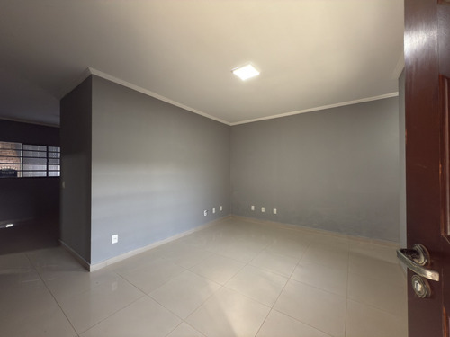 Casa Com 2 Dormitórios, Sala, Cozinha E Banheiros